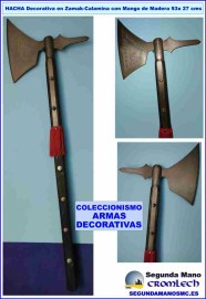 HACHA-DECORATIVA-EN-ZAMAK-CALAMINA-CON-MANGO-DE-MADERA-93X27-CMS